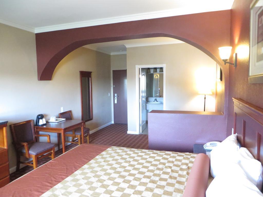 Rodeway Inn & Suites Pasadena Buitenkant foto